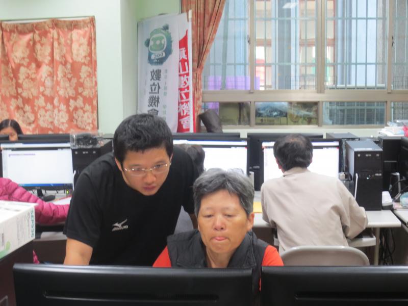 學員認真操作。