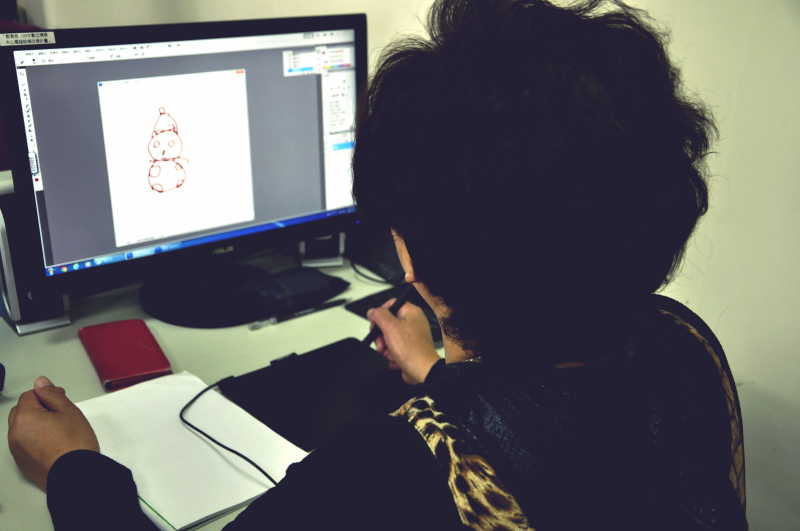 學員淑卿阿姨繪製雪人。