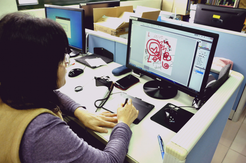 Photoshop「圖層」功能提供無止盡的圖畫紙，讓學員可以放心揮毫，反覆練習掌握筆的觸感。