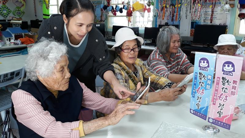 一對一協助學員解決問題、講師耐心的引導著。