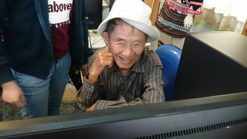 爺爺操作漫畫軟體，玩得很開心。