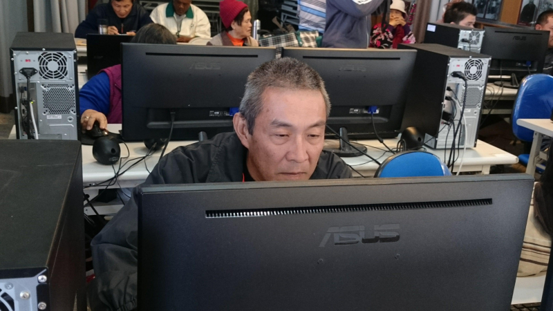 學員認真跟著講師步驟製作作品。