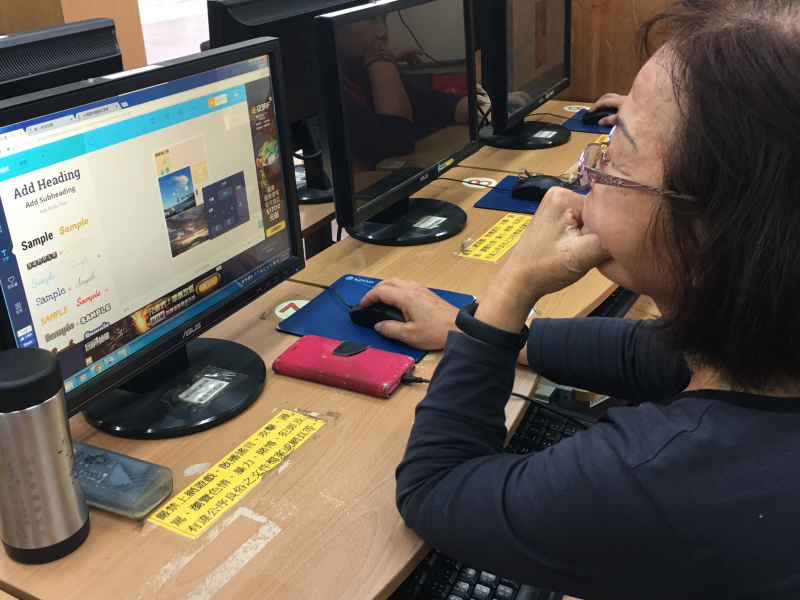 學員認真跟著講師，挑選海報版型、特效編輯自己的作品。