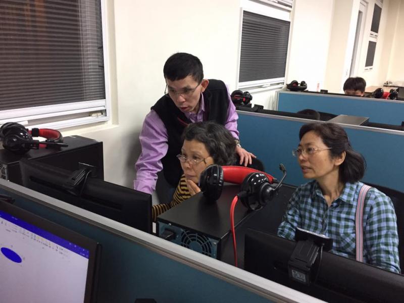 講師協助學員排除課程學習上的困難。