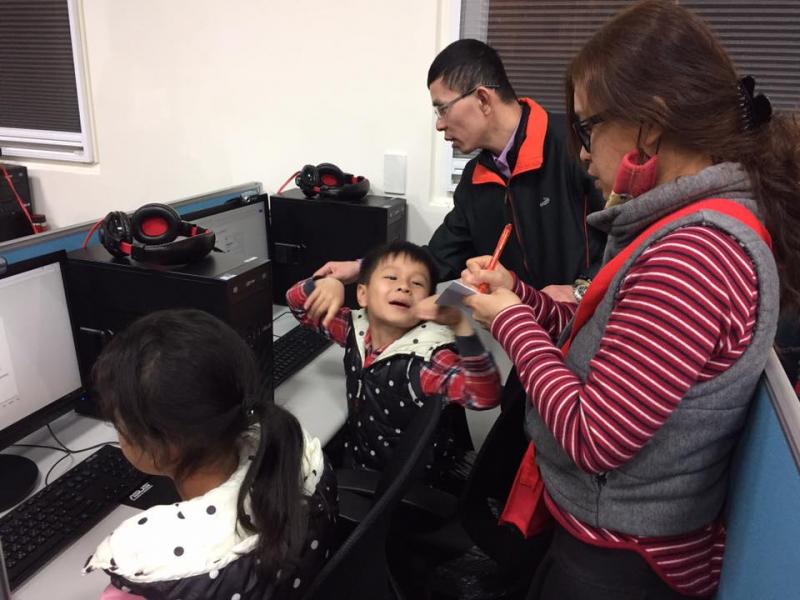 講師向學員說明操作細節，學員認真筆記。