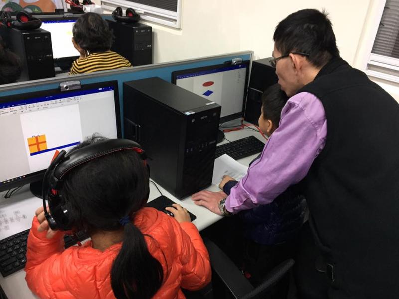 講師協助學員排除學習上的困難。