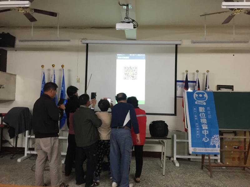 Line下載安裝並帳號申請，互加好友。