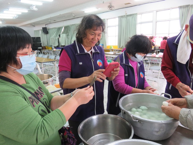 學員們使用手機紀錄製作過程。