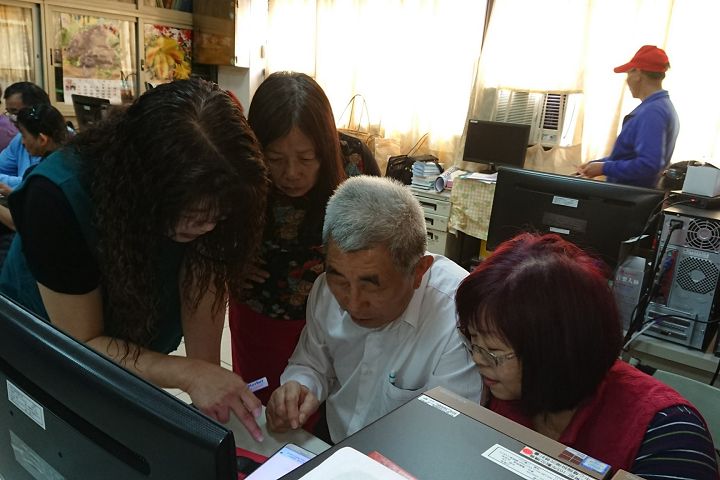高齡長輩學手機平板後，生活更充實，不用再問小孩就能自己玩，尤其課借用平板更方便。