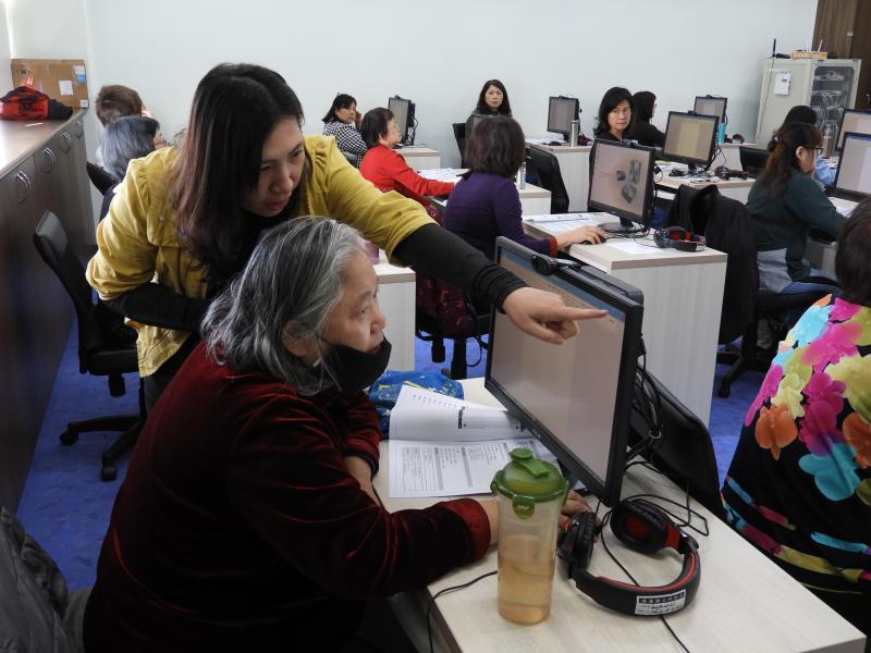 一對一協助學員解決問題