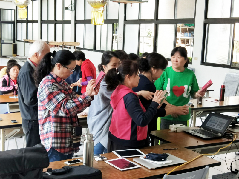 新奇的QR-code初體驗吸引學員熱絡參與，「掃一下！」、「嗶！」快樂通關悠遊更方便！