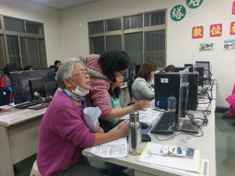 學員全神貫注地注意老師講題