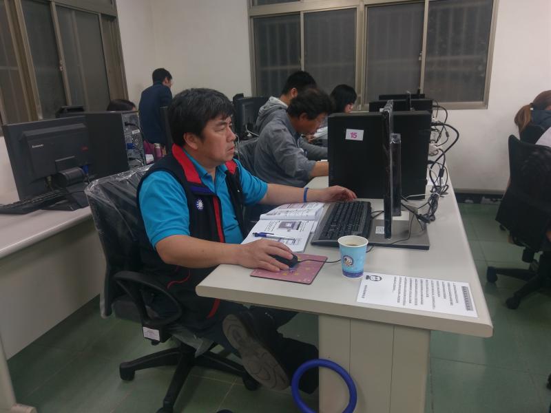 學員認真的自己做試題