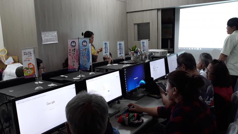 老師講解步驟 協助學員在GOOGLE做簡報