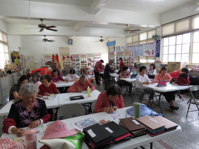 一群樂活學習的銀髮族!感謝教育部帶給偏鄉民眾學習的資源!我們一定好好努力學習!