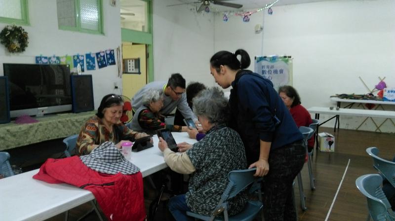 認真學習的長輩，非常開心地度過今天數位APP的課程學習