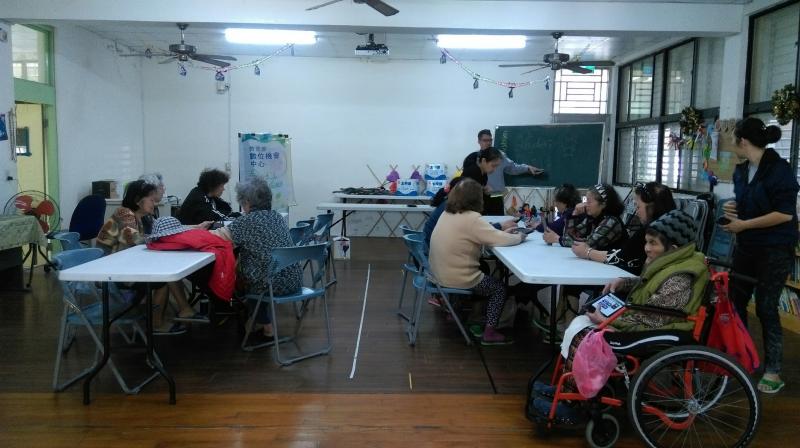 好用的軟體，交給東岳發展協會的各位長輩們，讓在鄉下的他們也可以很快的查詢所想要的資訊