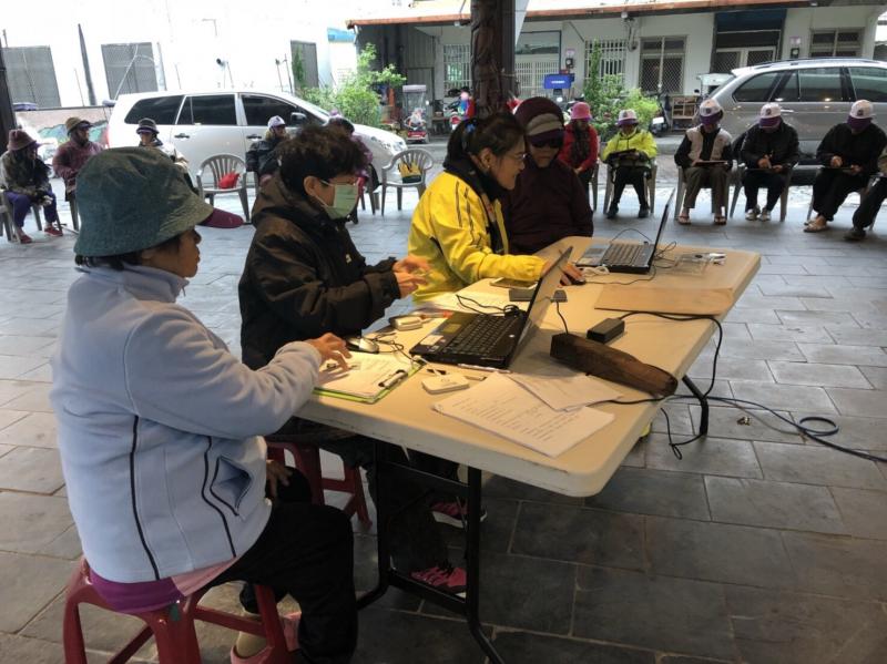 現場協助學員辦理健康存摺