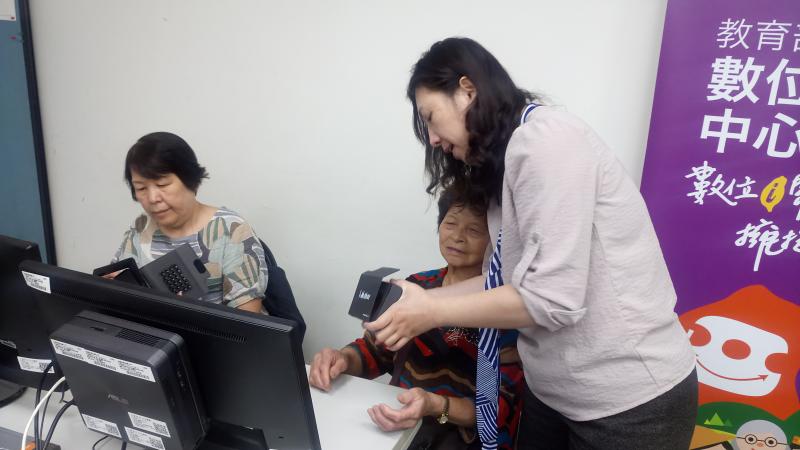 講師親身指導學生使用應用程式