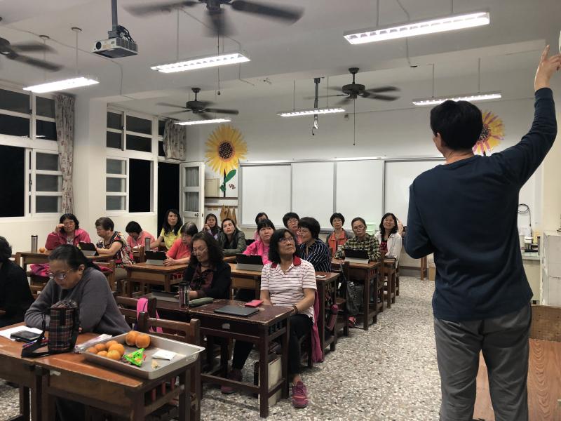 今天是分班上課的日子,提前到今日上課地點:永安國小,早到的學員在操場上運動,聽到今晚要上LINE的課程大家興趣缺缺,年紀大的學員覺得用不到為什麼要學,經過李老師與永安國小李校長一番鼓勵與善誘