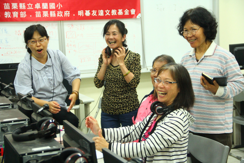 講師和學員們一同參與影片拍攝，演練角色間對話劇情