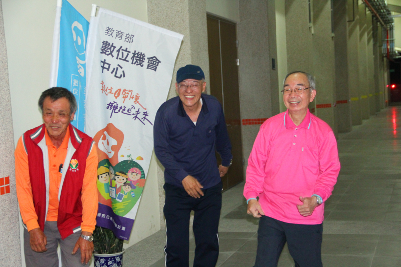 三位阿公級演員一起即興錄製DOC宣傳影片