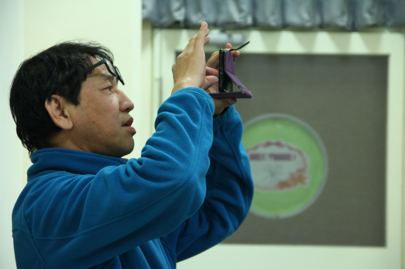 學員練習使用手機錄影，嘗試以橫拍、直拍、高低角度來拍攝