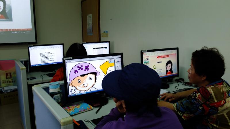 老師檢視學員作品並修正。