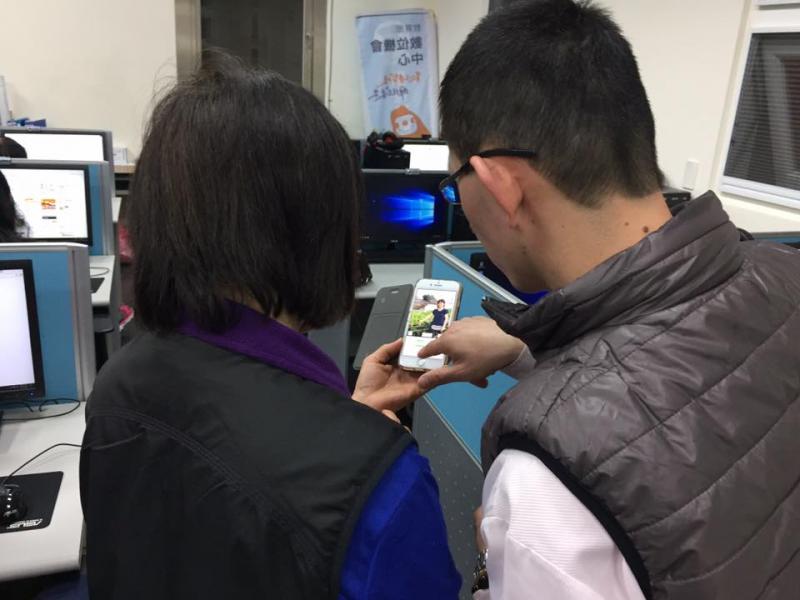 講師協助學員操作APP。