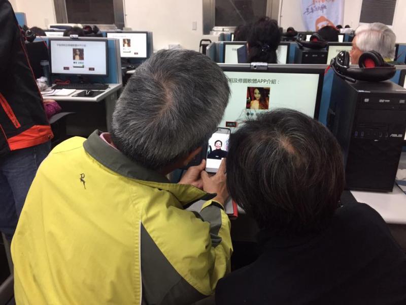 學員對照手機與電腦差異。