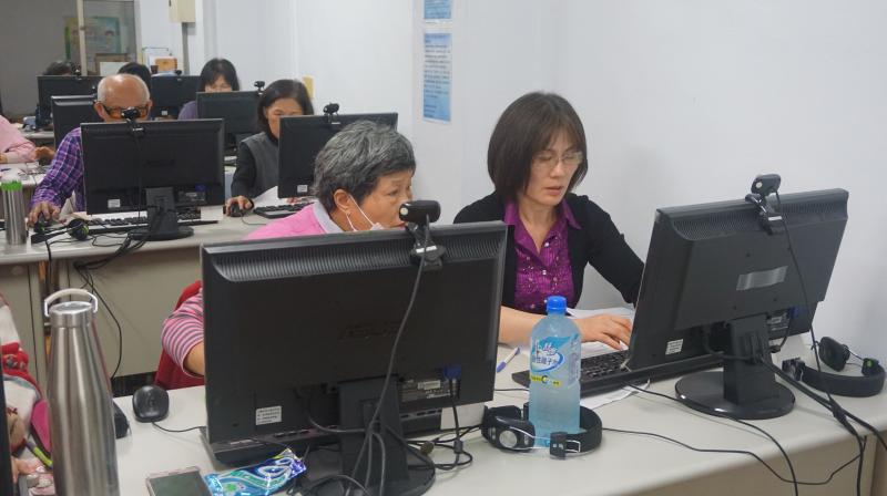 學員課餘時間互相討論