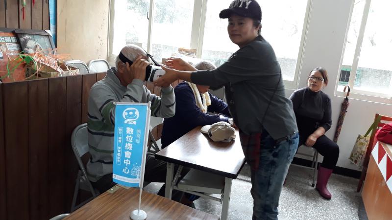一對一協助學員解決問題 協助學員操作並體驗