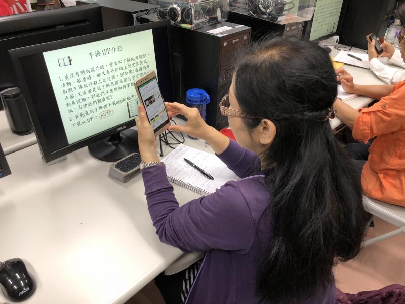 同學正在學習如何用FB直播