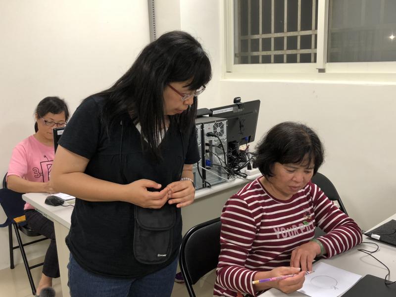 講師請學員先練習手繪圖案