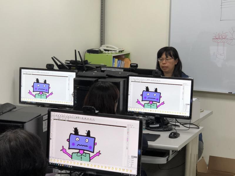 講師向學員講解圖案設計的概念
