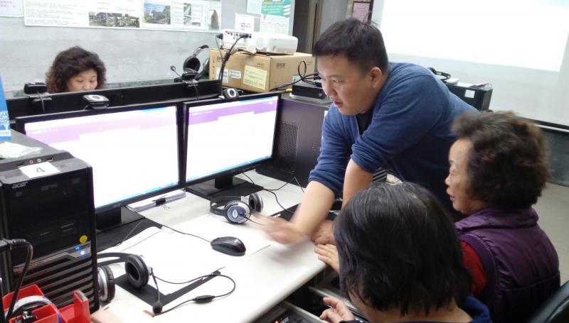 表單製作，面對學員提問逐一解說