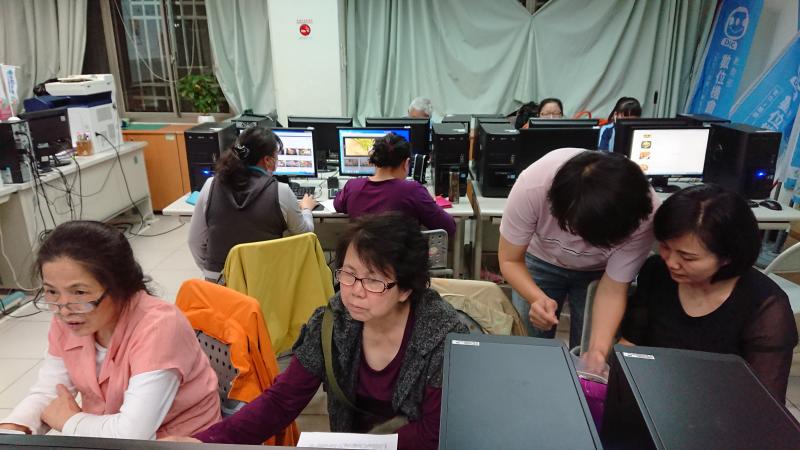 新住民學員認真的請教老師相關問題