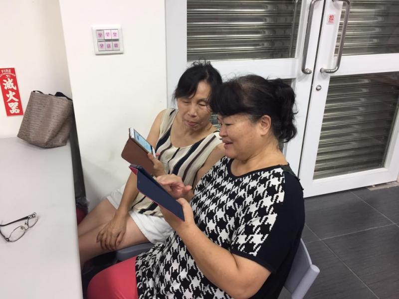 學員互相學習討論。