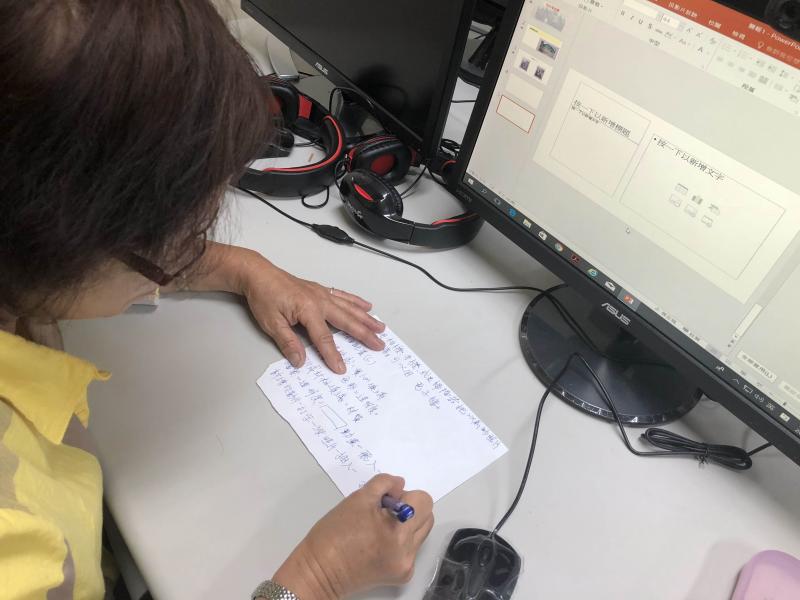 社區時光機 學員認真作筆記