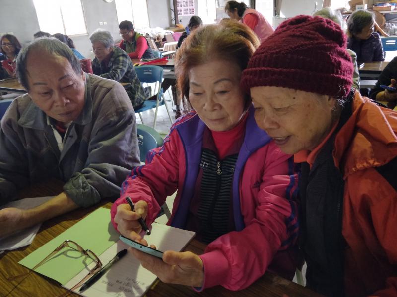 靠近一點合照，太簡單