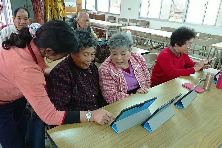 我的第一次，認識平板設備功能，開機.關機及還原操作。