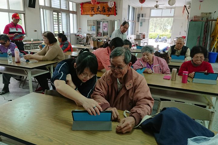 練習相機使用功能，，感謝志工熱心協住，讓視力不佳的長輩信心滿滿。