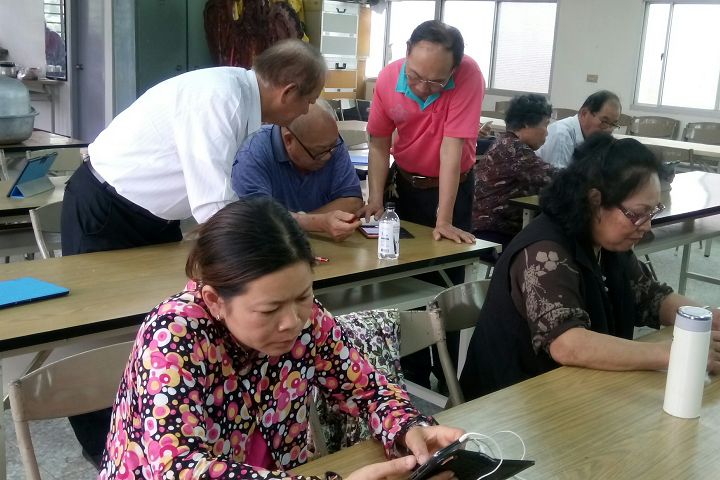 Youtube練習下載聽歌，新住民朋友，可以聽到自己家鄉的歌。