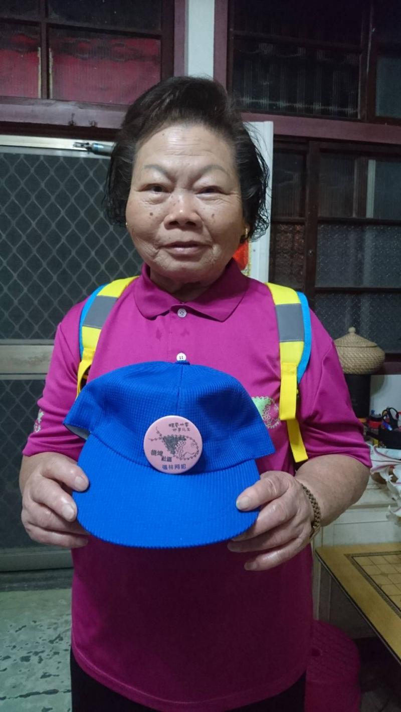 阿嬤將自製胸針別在帽子上