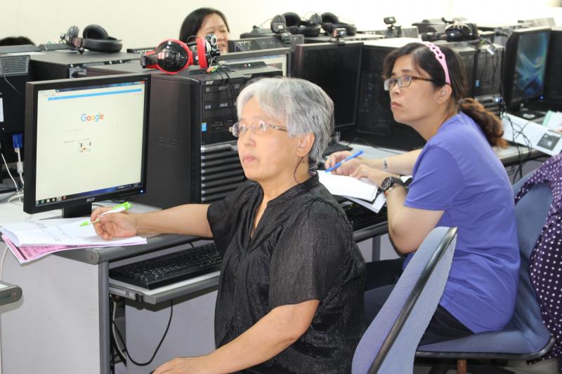 開始上課，學員很認真地聽老師在台上講解3D列印課程