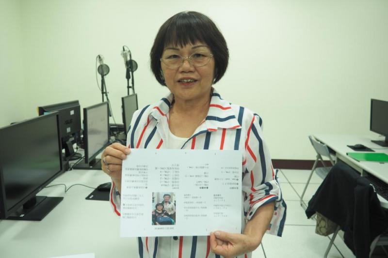 學員在秘笈寶典上增加自己的照片，即將折成為封面的小冊子