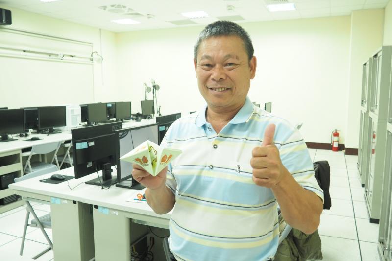學員折出手機架