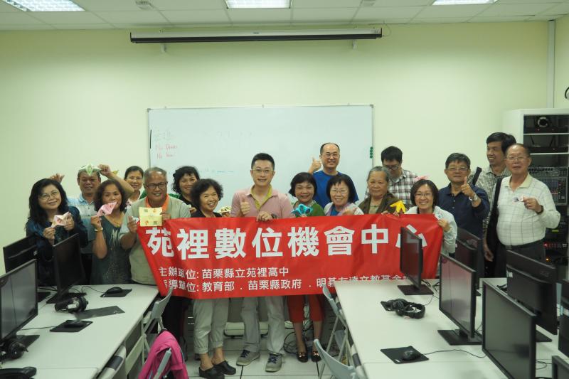 「電腦操作入門」課程  合影