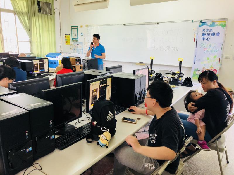 學員根據簡報，實際操作手機練習