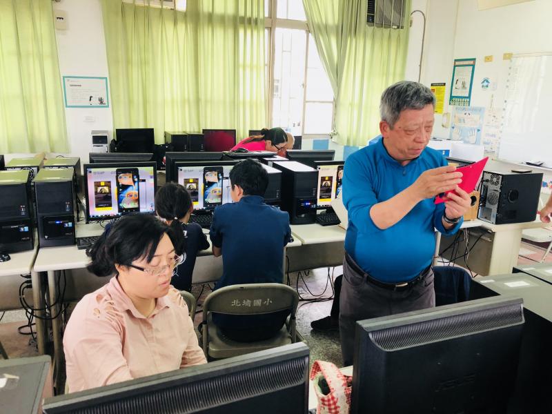 拍照功能實作，學員互相拍攝
